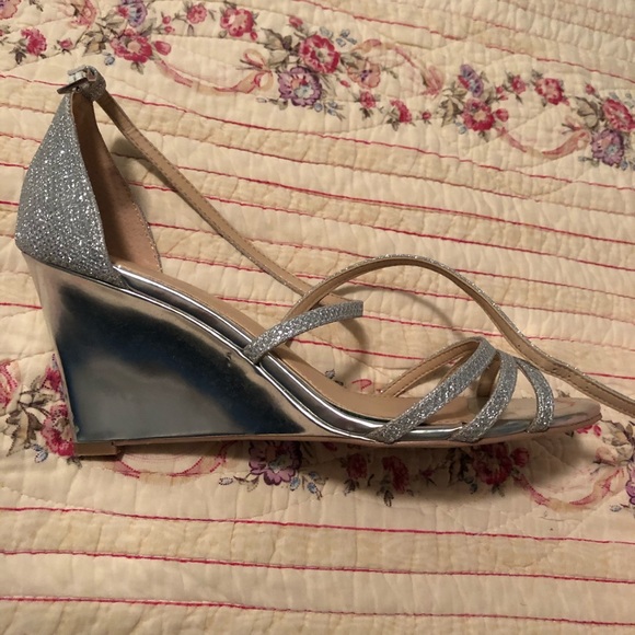 Badgley mischka silver wedge/platform shoes - Picture 4 of 6